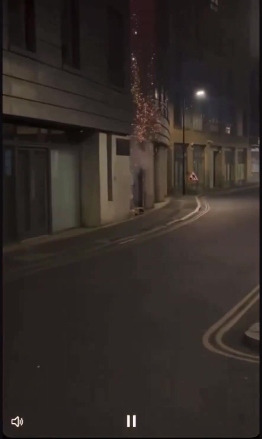  当地凌晨1点30分左右阿森纳球迷在马竞下榻酒店外燃放烟花